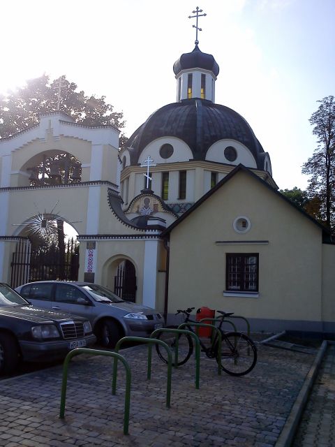 Radom. Stojaki rowerowe przed Parafia Świętego Mikołaja na ulicy Warszawskiej Radom. Stojaki rowerowe przed Parafia Świętego Mikołaja na ulicy Warszawskiej