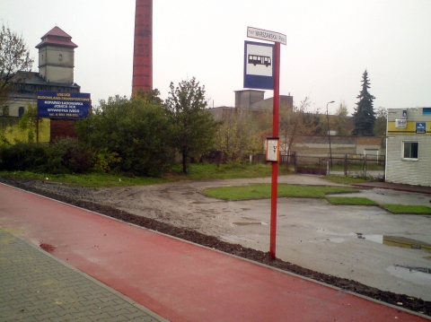Radom. Ul. Warszawska, słupek przystankowy przy drodze rowerowej Radom. Ul. Warszawska, słupek przystankowy przy drodze rowerowej