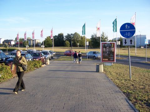 Radom. Ciąg pieszo-rowerowy, Centrum Handlowe M1 Radom. Ciąg pieszo-rowerowy, Centrum Handlowe M1