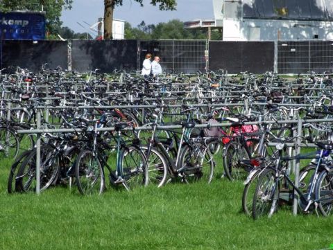 Holandia. Tymczasowy parking rowerowy na Autorodeo Denekamp Holandia. Tymczasowy parking rowerowy na Autorodeo Denekamp