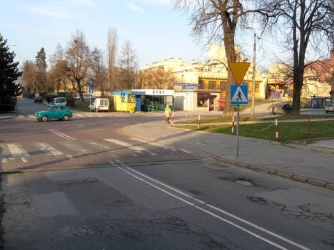 Kraków. Wyniesiona tarcza skrzyżowania z kusującymi po niej autobusami