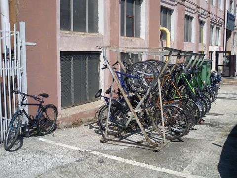 Radom. Stojak rowerowy przed wejściem na teren Fabryki Broni