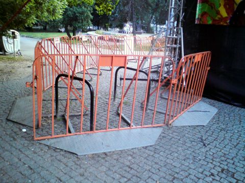 Radom. Uwięzione stojaki rowerowe na ulicy Żeromskiego Radom. Uwięzione stojaki rowerowe na ulicy Żeromskiego