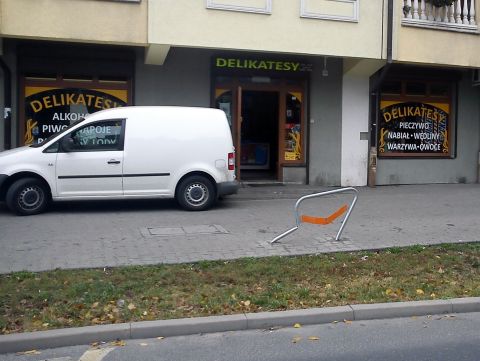 Radom. Zniszczony stojak rowerowy na ulicy Reja Radom. Zniszczony stojak rowerowy na ulicy Reja