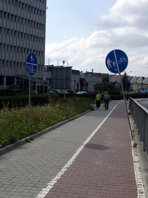 Radom. Przekrzywiony znak na drodze dla rowerów Radom. Przekrzywiony znak na drodze dla rowerów
