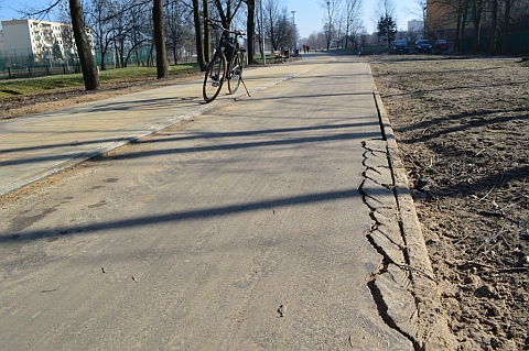Radom. Zniszczona droga rowerowa w Parku Ustronie