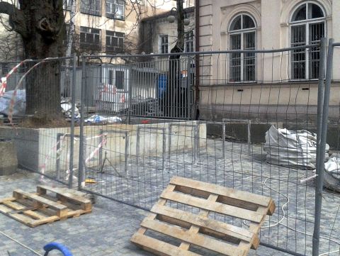 Radom. Nowe stojaki rowerowe przy fonatannach na ul. Żeromskiego