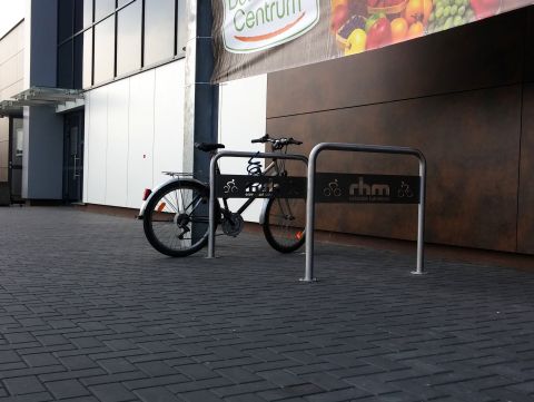 Radom. Stojaki rowerowe, Radomskie Hale Mięsne, Wernera 10a Radom. Stojaki rowerowe, Radomskie Hale Mięsne, Wernera 10a