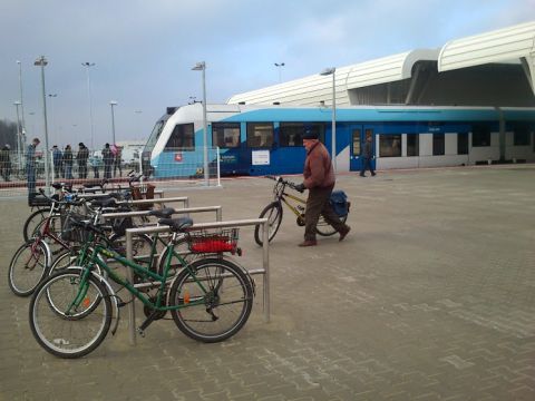 Lublin. Prawidłowe stojaki rowerowe przed terminalem Portu Lotniczego Lublin