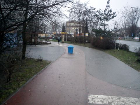 Radom. Pojemnik na piach na drodze rowerowej w al. Grzecznarowskiego