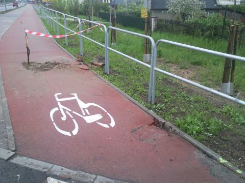 Radom. Ul. Warszawska, fuszerki na drodze rowerowej