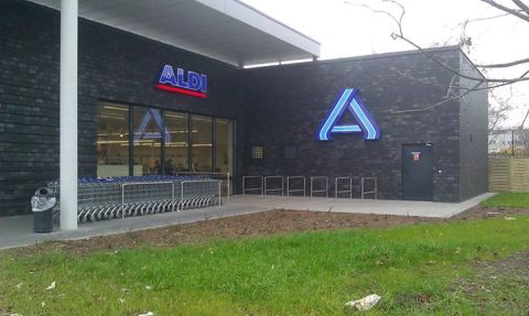 Łódź. Stojaki rowerowe przed Aldi, ul. Obywatelska Łódź. Stojaki rowerowe przed Aldi, ul. Obywatelska