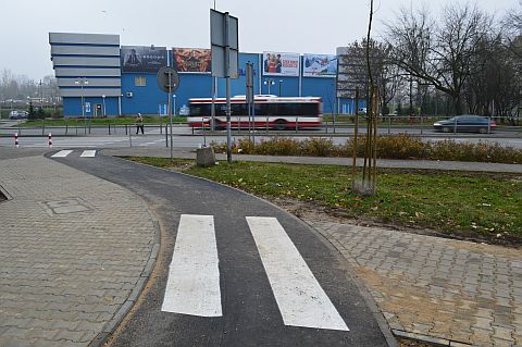Radom. Łącznik rowerowy na ślepej dla aut ul. Broni Radom. Łącznik rowerowy na ślepej dla aut ul. Broni