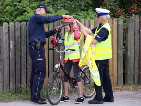 Radom. Rdomska policja zakłada rowerzyście kask tyłem na przód