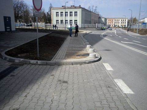 Radom. Ulica Zegara Słonecznego i wysokie krawężniki Radom. Ulica Zegara Słonecznego i wysokie krawężniki
