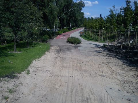 Radom. Zapiaszczona droga dla rowerów przy Centrum Słonecznym