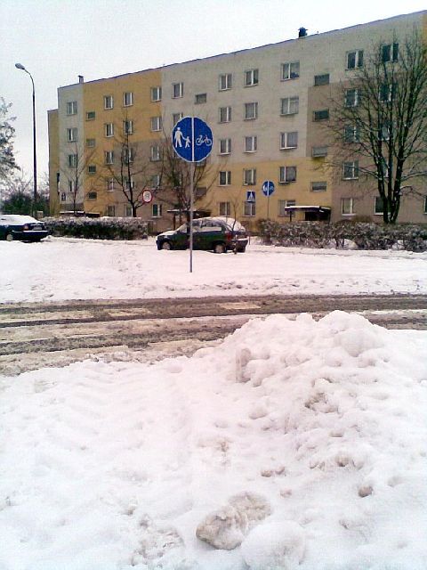 Radom. Nieodśnieżony przejazd rowerowy przez ul. PCK Radom. Nieodśnieżony przejazd rowerowy przez ul. PCK