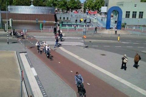 Wjazd na plac dworcowy od strony śródmieścia w Groningen. Ruch samochodowy jest znikomy Wjazd na plac dworcowy od strony śródmieścia w Groningen. Ruch samochodowy jest znikomy