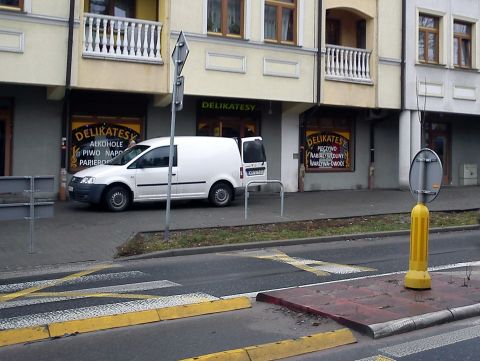 Radom. Naprawiony stojak rowerowy na ul. Reja Radom. Naprawiony stojak rowerowy na ul. Reja