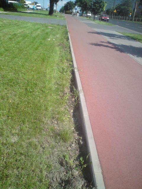 Radom. Podmyta droga rowerowa w alei Grzecznarowskiego Radom. Podmyta droga rowerowa w alei Grzecznarowskiego