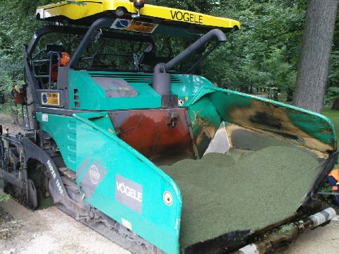 Radom. Zielony asfalt na drodze dla rowerów w parku im. Kościuszki