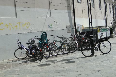 Lublana. Stojaki na rowery na głównym deptaku Lublana. Stojaki na rowery na głównym deptaku