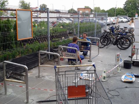 Radom. Stojaki rowerowe U przed E.Leclerc