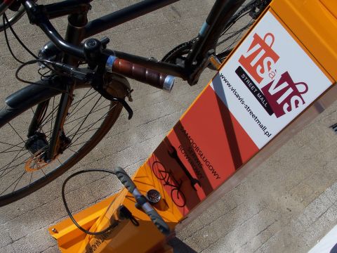Radom. Pierwsza publiczna stacja naprawy rowerów IBOMBO. Fundator: Vis a vis, ul. Chrobrego