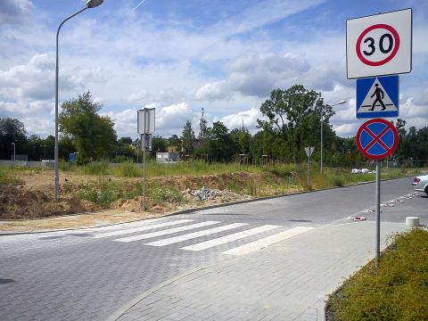 Radom. Ulica Zegara Słonecznego obniżone wysokie krawężniki