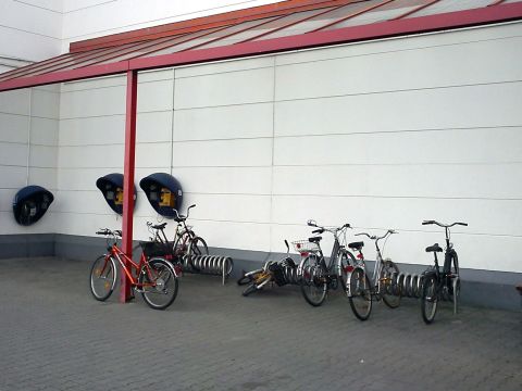 Radom. Parking rowerowy przed M1 Radom. Parking rowerowy przed M1