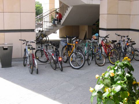Warszawa. Stojaki rowerowe przed Centrum Handlowym Arkadia Warszawa. Stojaki rowerowe przed Centrum Handlowym Arkadia