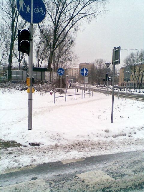 Radom. Nieodśnieżona droga rowerowa w ul. Kościuszki Radom. Nieodśnieżona droga rowerowa w ul. Kościuszki