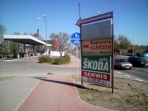 Radom, ul. Warszawska - reklama zasłaniająca skrzyżowanie