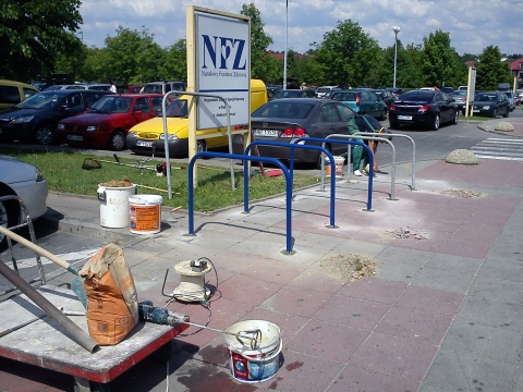 Radom. Stojaki rowerowe przed szpitalem na Józefowie