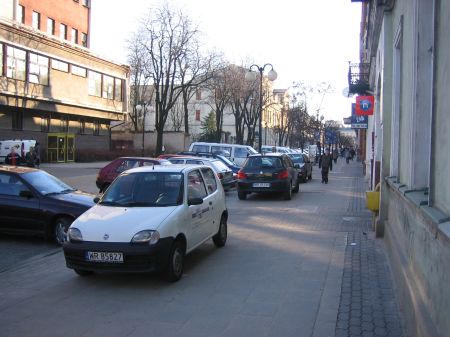 Radom, ul. Piłsudskiego. Nielgalnie parkujące samochody