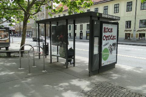 Lublana. Stojaki rowerowe przy przystanku (przy każdym przystanku są 2, 3 stojaki) Lublana. Stojaki rowerowe przy przystanku (przy każdym przystanku są 2, 3 stojaki)