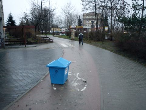 Radom. Pojemnik na piach na drodze rowerowej w al. Grzecznarowskiego