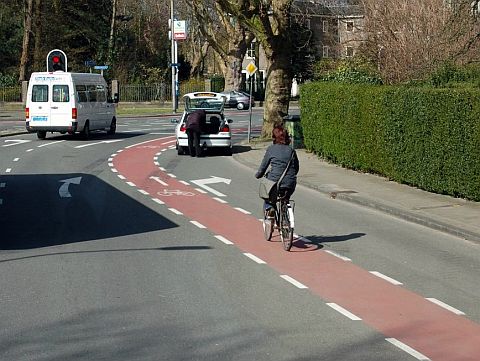 Rotterdam. Pasy rowerowe w jezdni