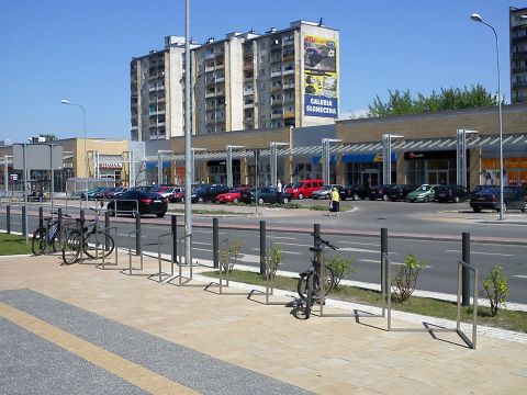Radom. Stojaki rowerowe przed Galerią Słoneczną Radom. Stojaki rowerowe przed Galerią Słoneczną