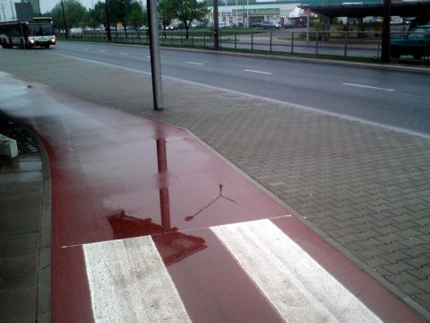 Radom. Al. Grzecznarowskiego, Kałuże na nowej drodze rowerowej Radom. Al. Grzecznarowskiego, Kałuże na nowej drodze rowerowej