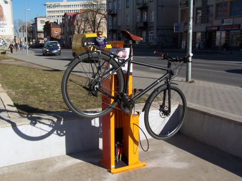 Radom. Pierwsza publiczna stacja naprawy rowerów IBOMBO. Fundator: Vis a vis, ul. Chrobrego