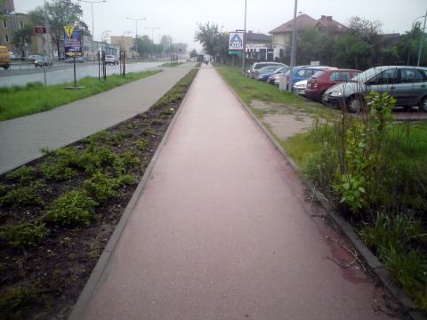Radom. Al. Grzecznarowskiego, Kałuże na nowej drodze rowerowej Radom. Al. Grzecznarowskiego, Kałuże na nowej drodze rowerowej