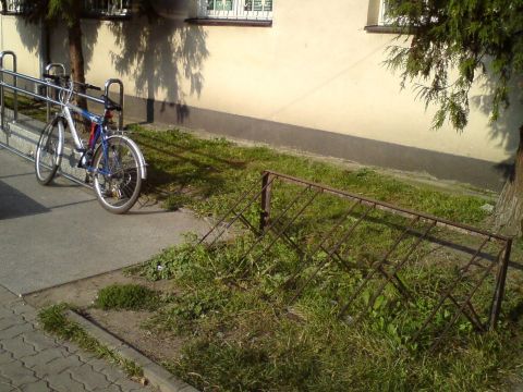 Radom. Stojak wyrwikółka przed Pocztą Polską Radom. Stojak wyrwikółka przed Pocztą Polską
