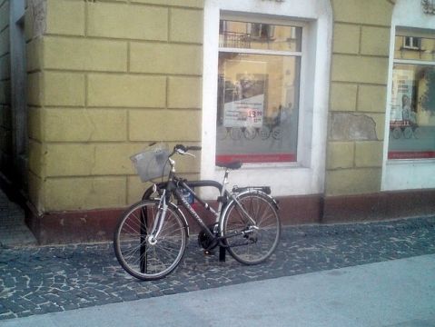 Radom. Stojak typu U na ul. Żeromskiego Radom. Stojak typu U na ul. Żeromskiego