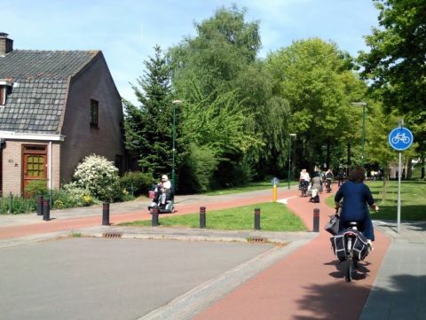 Holandia. Prawidowo zakonczona droga rowerowa na slepiej ulicz Holandia. Prawidowo zakonczona droga rowerowa na slepiej ulicz