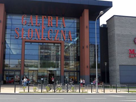 Radom. Stojaki rowerowe przed Galerią Słoneczną Radom. Stojaki rowerowe przed Galerią Słoneczną
