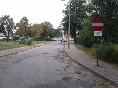 Radom. Jednokierunkowa ulica Koszarowa z dopuszczonym ruchem rowerowym pod prąc