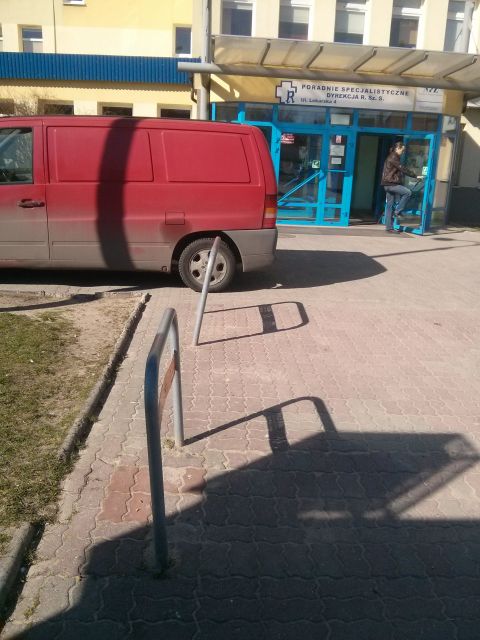 Radom. Zniszczone stojaki przez przychodnią na ul. Lekarskiej Radom. Zniszczone stojaki przez przychodnią na ul. Lekarskiej