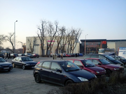 Radom. Nielegalny parking na placu Jagiellońskim Radom. Nielegalny parking na placu Jagiellońskim