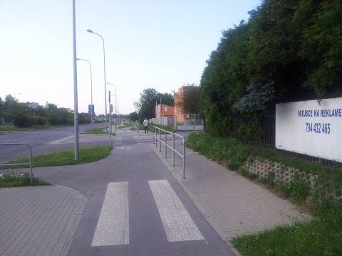 Radom. Mieszka I / Brzustowska, brak widoczności rowerzysta - samochody Radom. Mieszka I / Brzustowska, brak widoczności rowerzysta - samochody